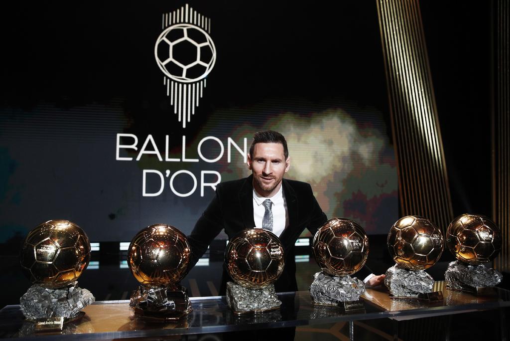 Lionel Messi recibe su sexto balón de oro. (EFE)