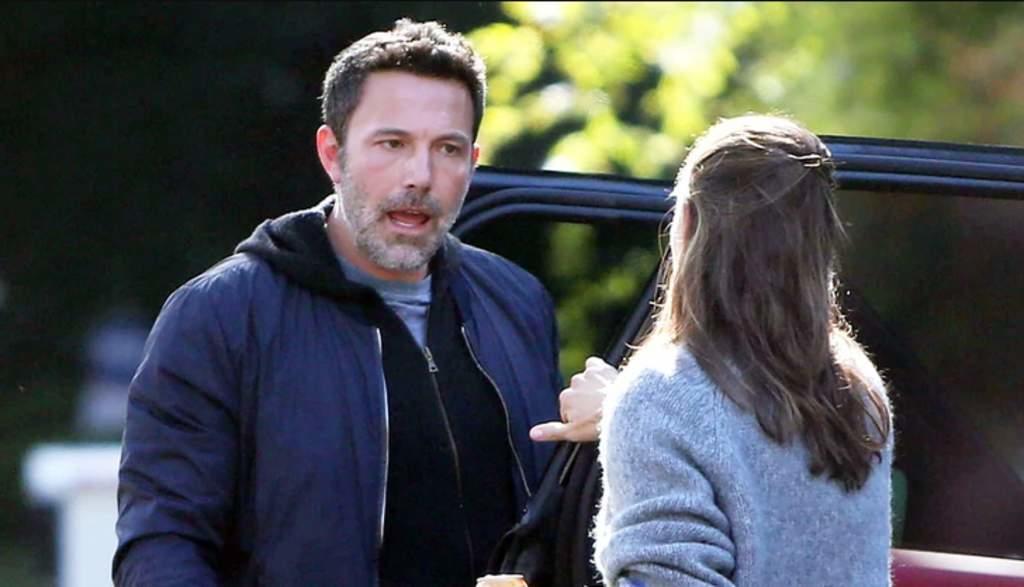 No se detienen. Jennifer Garner y Ben Affleck fueron captados discutiendo frente a la casa de la actriz. (ESPECIAL) 