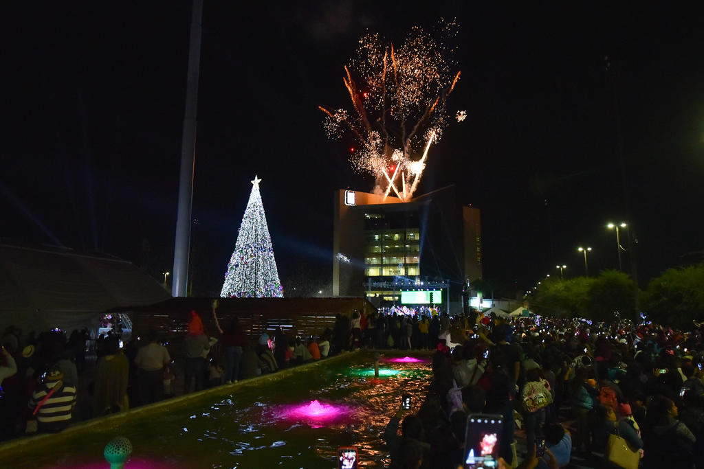 Por espacio de unos minutos, el cielo en el centro de Torreón se iluminó con los destellos de la pirotecnia tras la ceremonia.