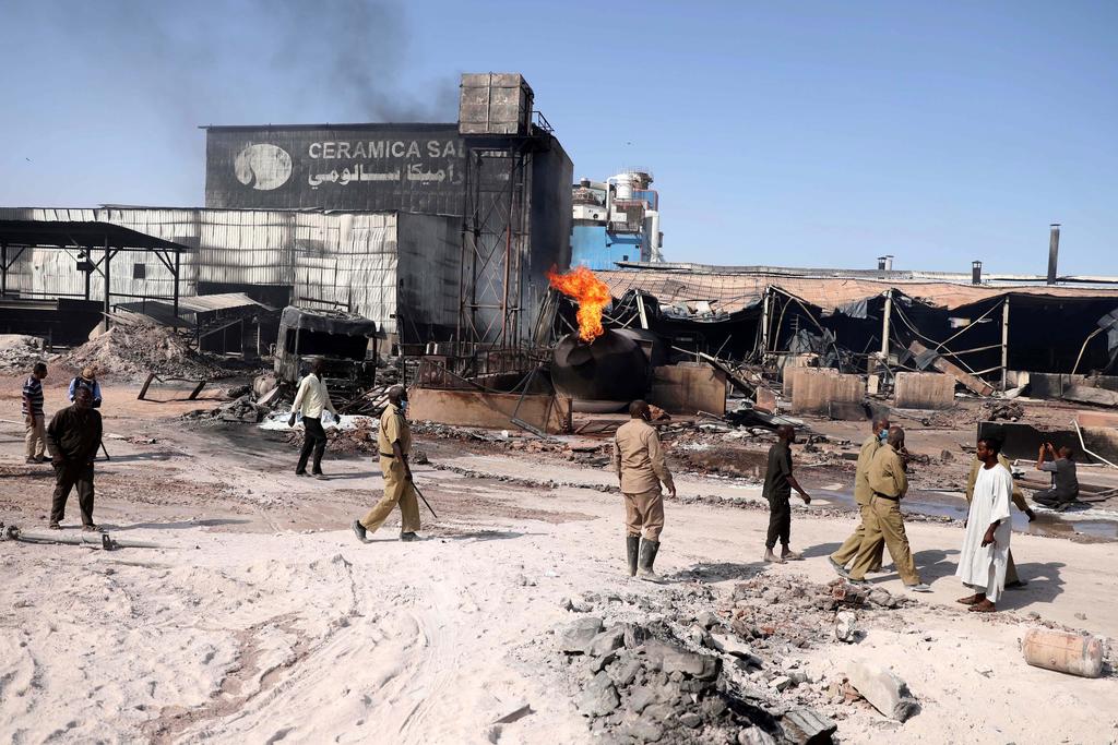 Un camión cisterna explotó cuando descargaba gas en depósitos subterráneos de la fábrica de cerámica Salumi, generando un 'gran' fuego y causando hasta el momento 23 muertos. (EFE)
