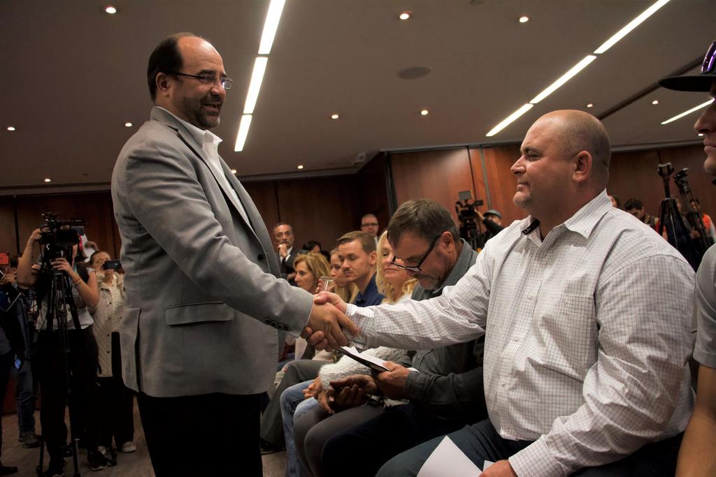 
El senador sin bancada, Emilio Álvarez Icaza, convocó a la familia LeBarón para que en el Senado se reunieran con algunos legisladores, en un encuentro ante periodistas. (EFE)