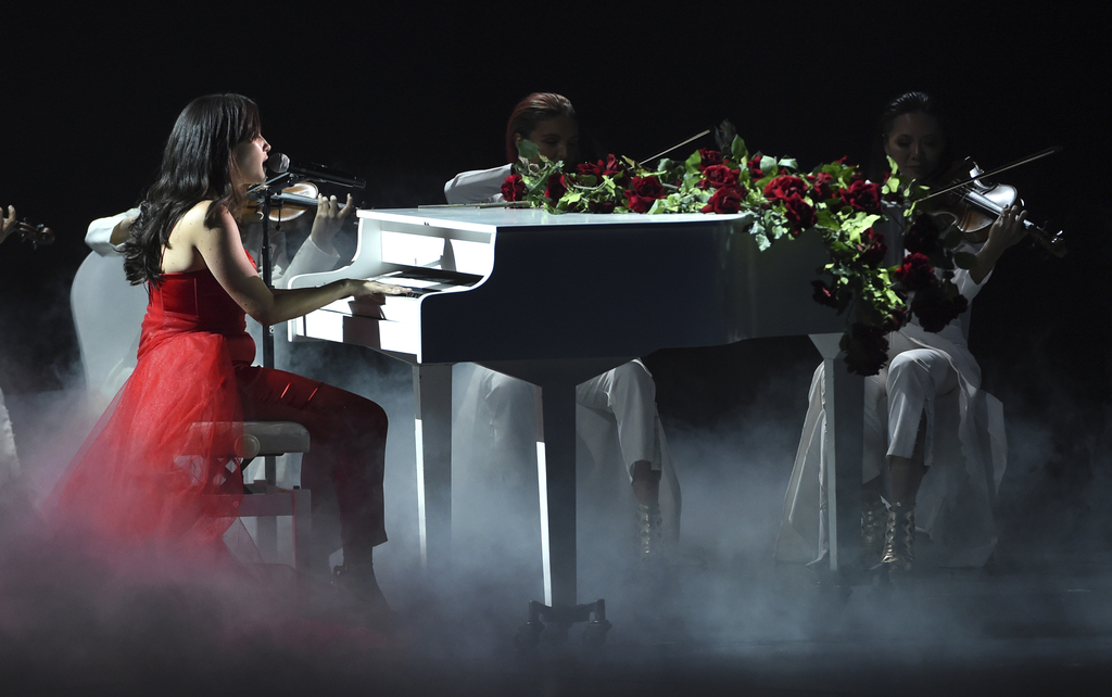 En el escenario. Ximena Sariñana y Los Ángeles Azules en su presentación en los Latin Grammy. (AP)