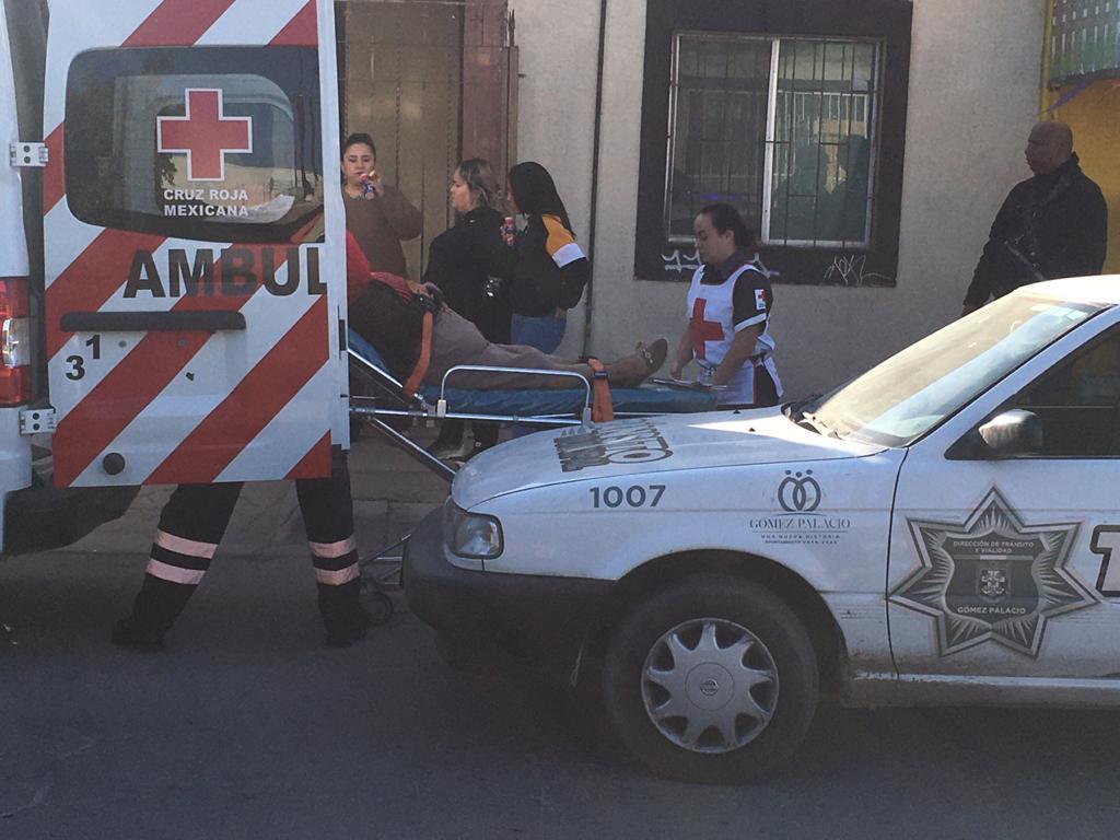 Los paramédicos de la Cruz Roja de Gómez Palacio se encargaron de brindar atención a la mujer lesionada. (EL SIGLO DE TORREÓN)