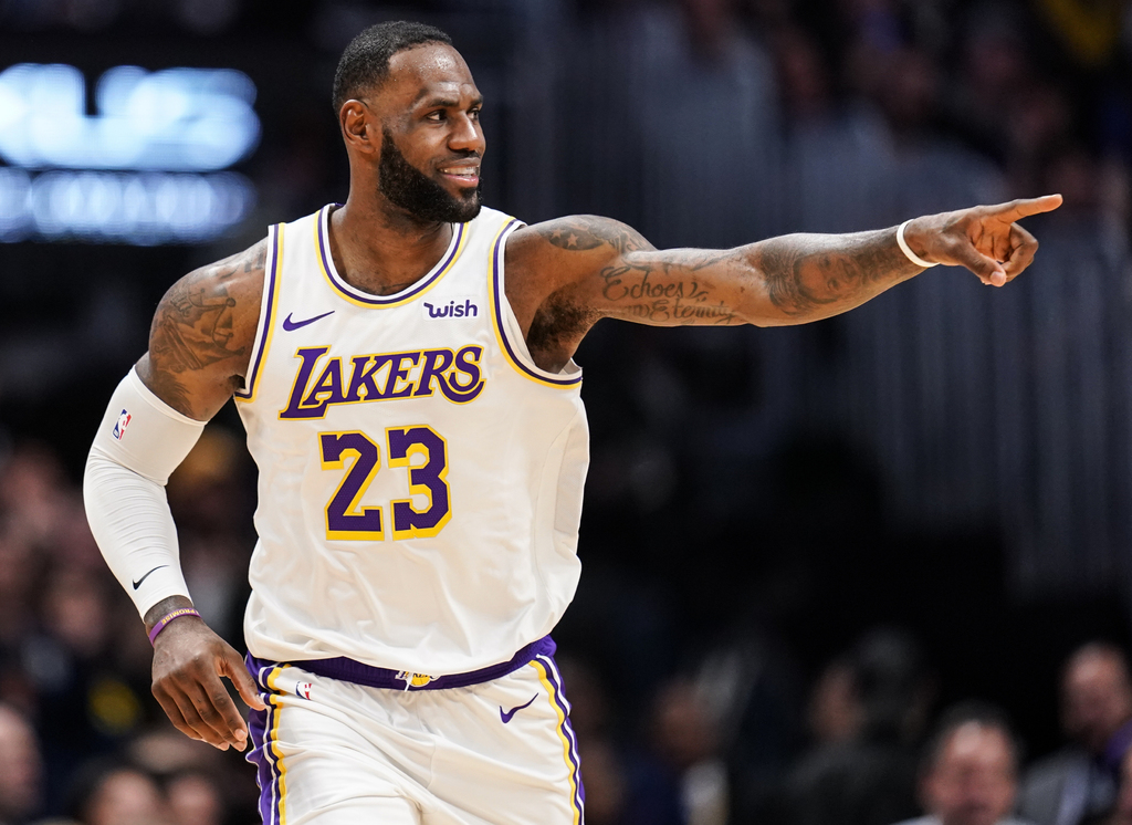 LeBron James y Anthony Davis anotaron 25 puntos cada uno, en la victoria de los Lakers 105-96 sobre Nuggets de Denver. (AP)