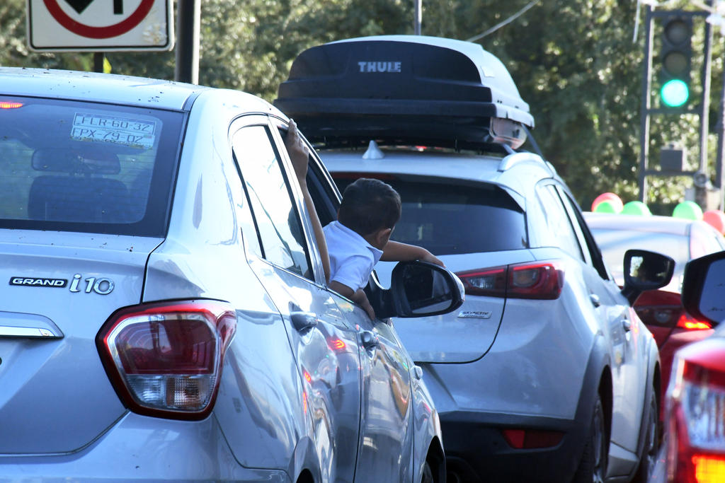 El Siglo de Torreón captó a un vehículo en el que un menor de edad sacaba su cabeza por una ventanilla, justo en el asiento del copiloto y en plena zona Centro. (EL SIGLO DE TORREÓN)