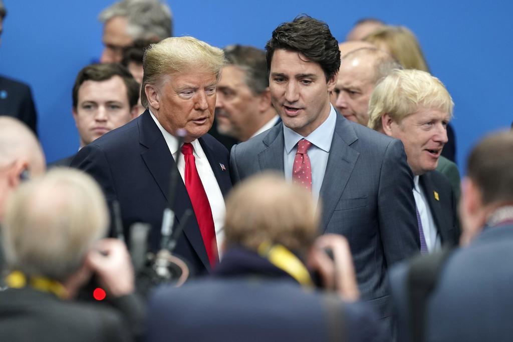 Trump criticó a Trudeau después de que circulase por internet un video grabado durante la recepción de anoche en el palacio de Buckingham, en el que se ve al canadiense y a otros líderes burlándose del presidente estadounidense. (EFE)