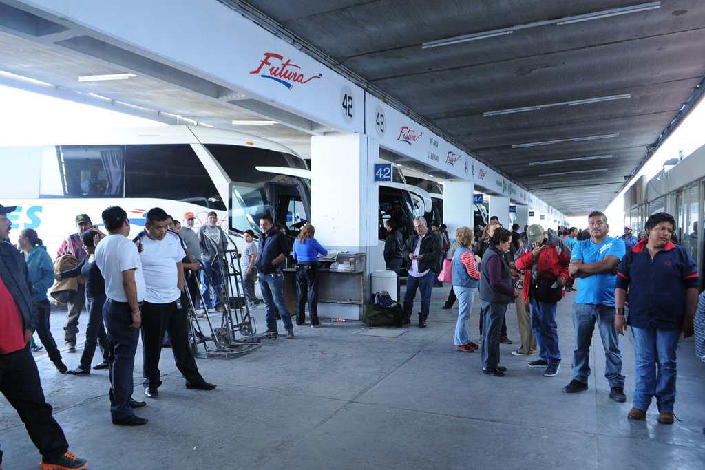 La Central Camionera de Torreón espera un incremento del 10 al 15 por ciento de viajeros que acuden a otras ciudades por temporada. (ARCHIVO)