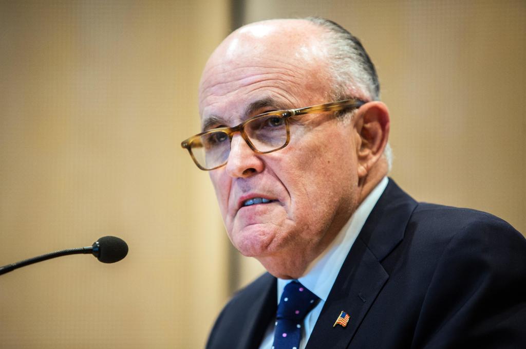Rudy Giuliani se encontraba en Ucrania el jueves insistiendo en el mismo tipo de gestiones que lo involucraron en la pesquisa de juicio político en Washington. (ARCHIVO) 