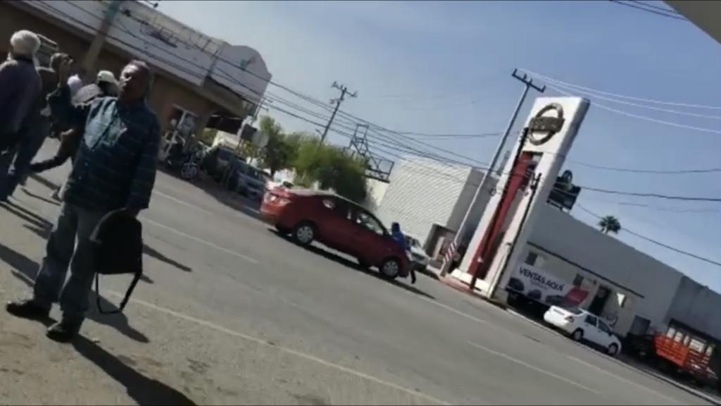 El vehículo se llevó en cima a uno de los manifestantes de Simas en el bulevar Juárez. (EL SIGLO COAHUILA)

