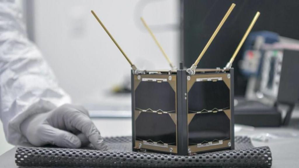 El AzTechSat-1 tiene un peso de un kilogramo y 10 centímetros cúbicos de espesor. Se prevé que el nanosatélite esté un año en órbita, además, girará sobre la tierra cada 40 minutos. (ESPECIAL)