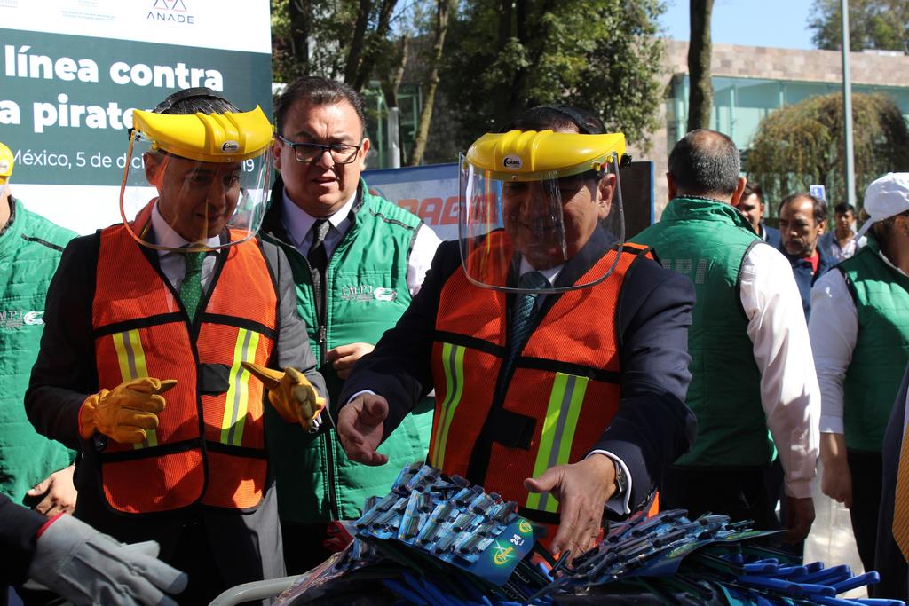 Trabajadores del IMPI destruyen productos pirata ayer jueves en Ciudad de México. (EFE) 