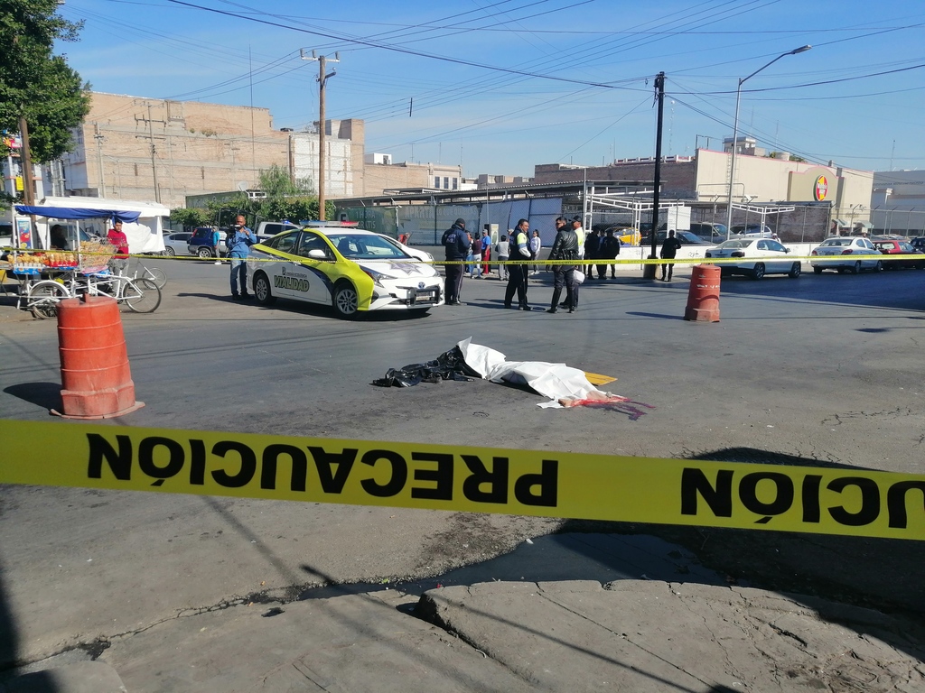 Operador de camión arrolla a mujer en el Centro de Torreón, las llantas de la pesada unidad le pasaron por la cabeza a la fallecida. (EL SIGLO DE TORREÓN)