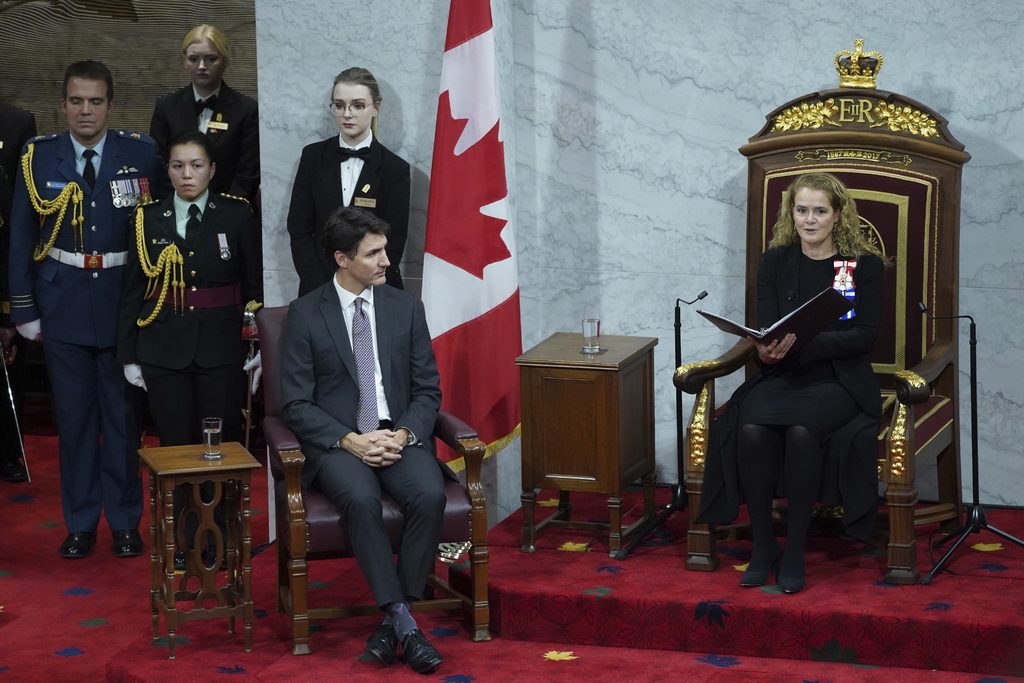 Julie Payette (d) leyó el discurso del trono de Reino Unido en el que Trudeau presentó las líneas generales de Gobierno. (AP) 