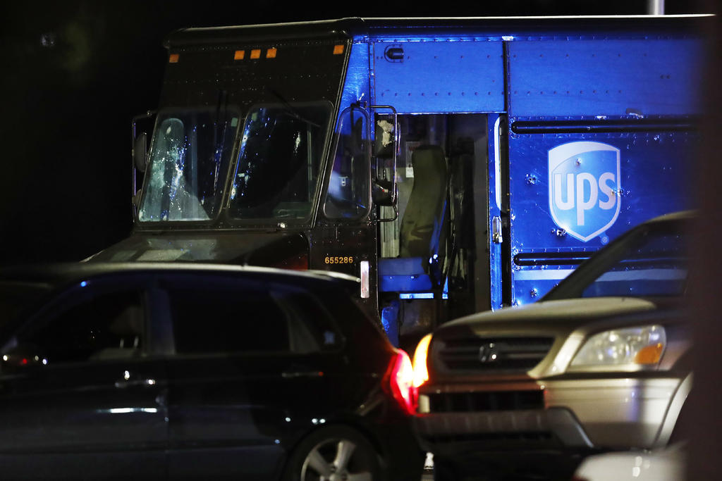 Los muertos, según reportó el Miami Herald, son los dos sospechosos del robo, un empleado de la empresa de correos de UPS y un conductor de un vehículo particular. (AP)