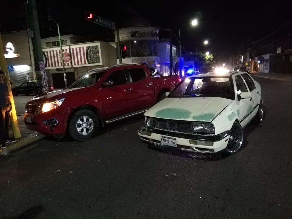La noche del pasado jueves se registró un accidente vial en la zona centro de la ciudad de Gómez Palacio, no se reportaron personas lesionadas de gravedad, solo daños materiales de consideración. (EL SIGLO DE TORREÓN)