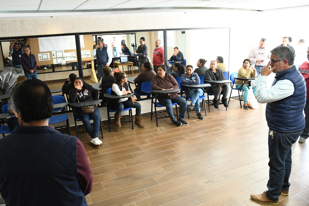 El encuentro se llevó a cabo en una de las aulas de la Escuela de Artes Escénicas de la Universidad Autónoma de Coahuila.