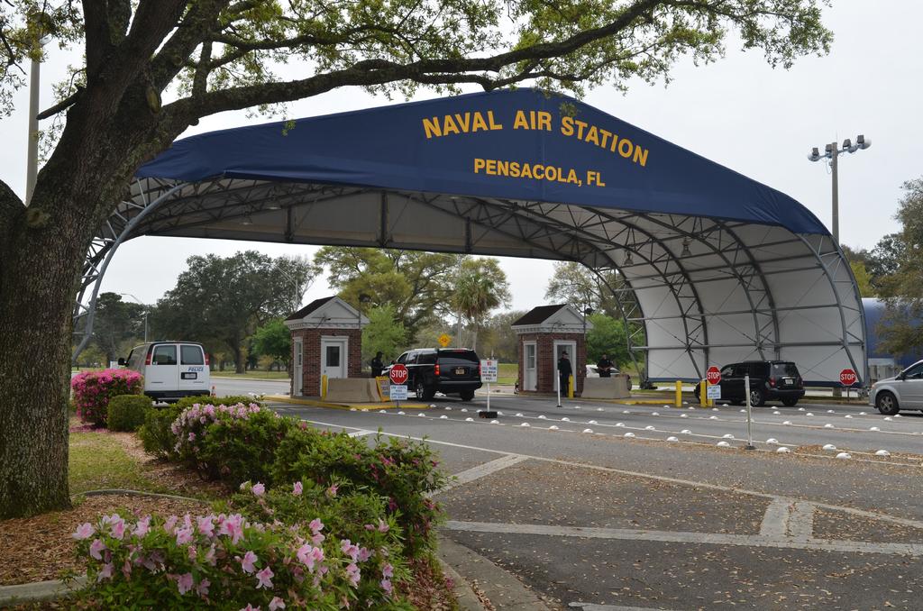 El estudiante abrió fuego en un aula de la Base Aérea Naval de Pensacola el viernes por la mañana, matando a tres personas, antes de ser abatido fatalmente por un agente.
(AP)