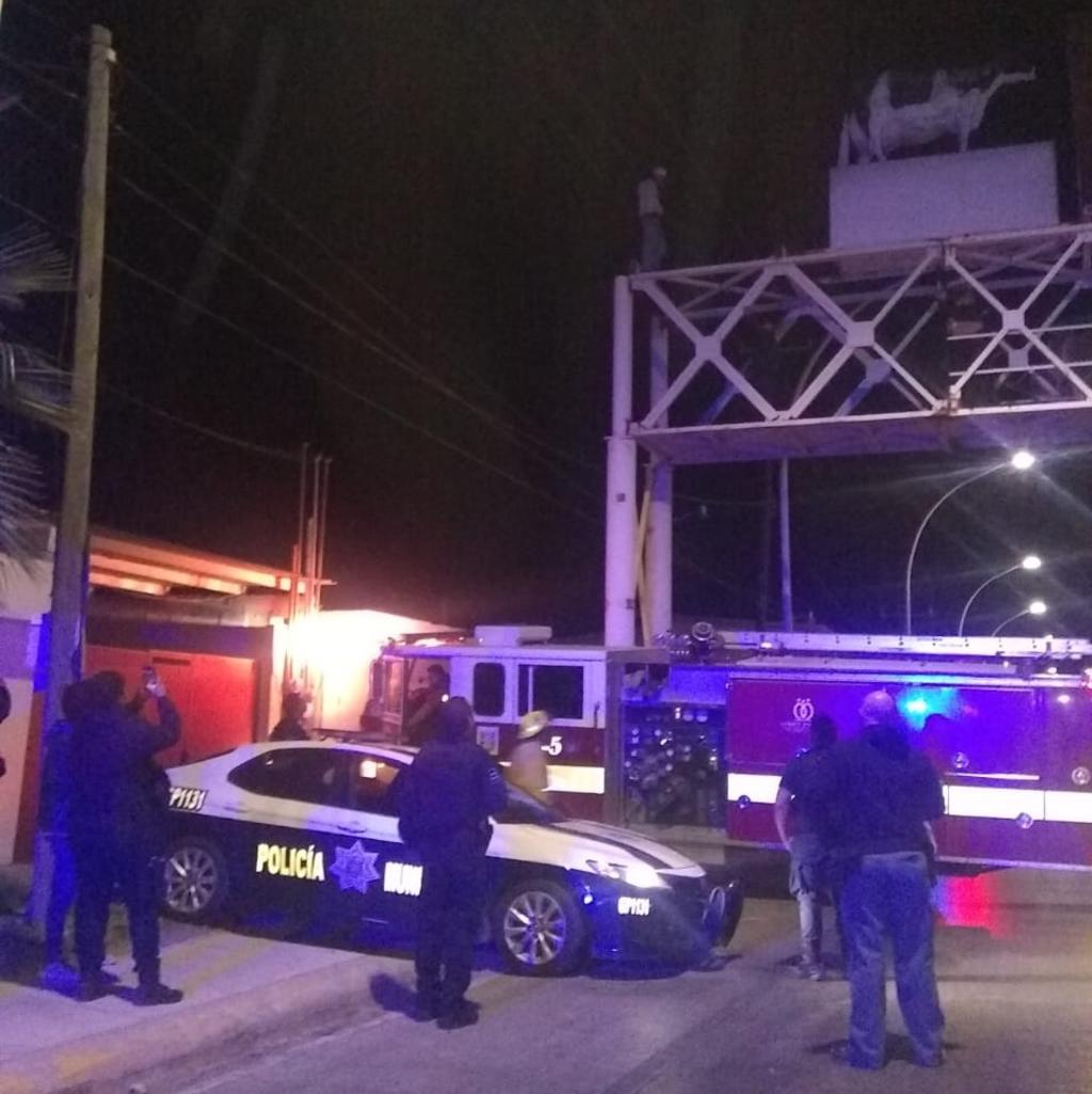 El incidente ocurrió en la estructura metálica ubicada sobre la carretera Gómez Palacio-Jiménez, a la altura del bulevar Cereso.
(EL SIGLO DE TORREÓN)