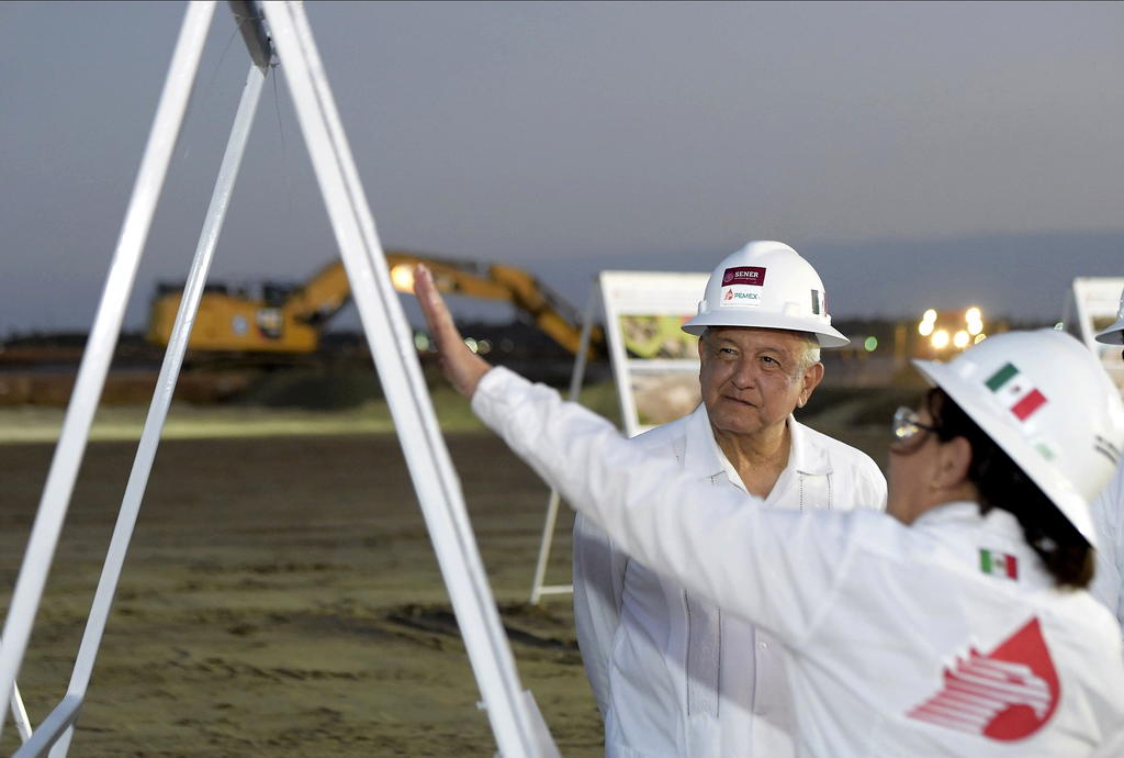 El presidente Andrés Manuel López Obrador realizó un recorrido de trabajo por una plataforma petrolera dentro del campo Xikin, ubicado en aguas territoriales del Golfo de México. (EFE)