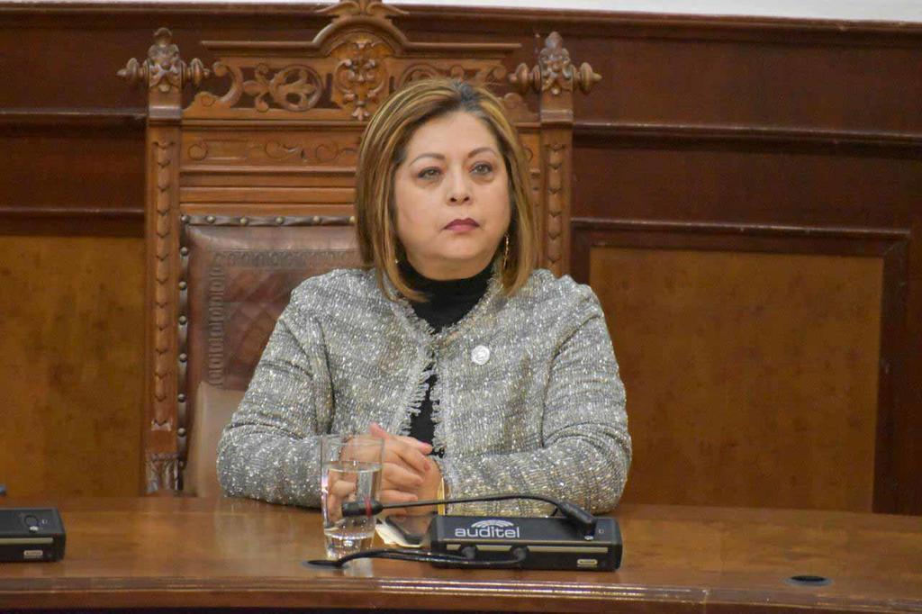 La legisladora panista María Eugenia Cazares, reclamó al secretario de Finanzas, Blas Flores, la modificación del presupuesto sin autorización del Congreso Local. (ARCHIVO)
