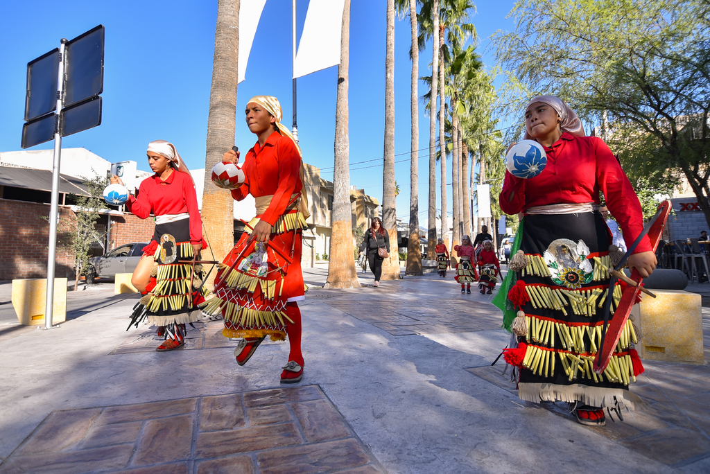 Comerciantes de Torreón llevaron a cabo la primera peregrinación en la historia realizada por la emblemática avenida. (ERNESTO RAMÍREZ)