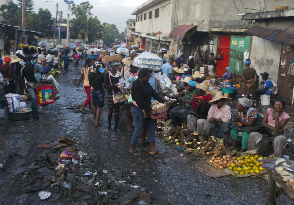 Las protestas contra el presidente haitiano provocaron la caída de salarios, cierre de negocios entre otras cosas. (AP) 