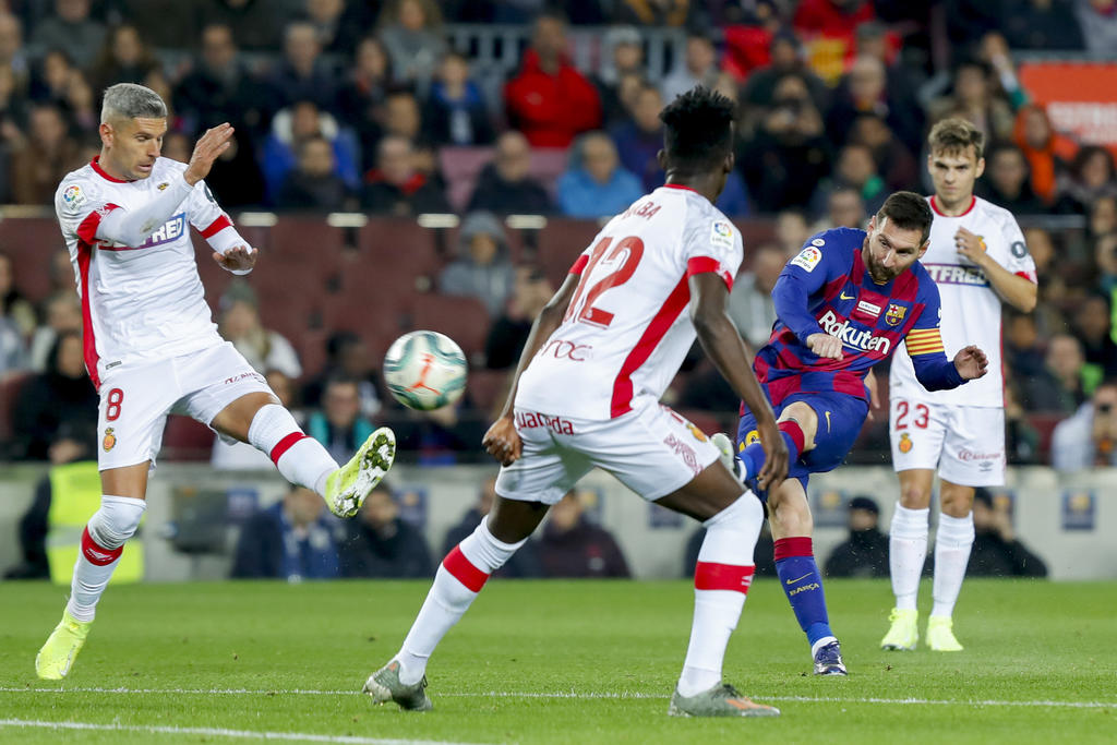 Lionel Messi dispara de fuera del área para marcar su segundo tanto del partido.