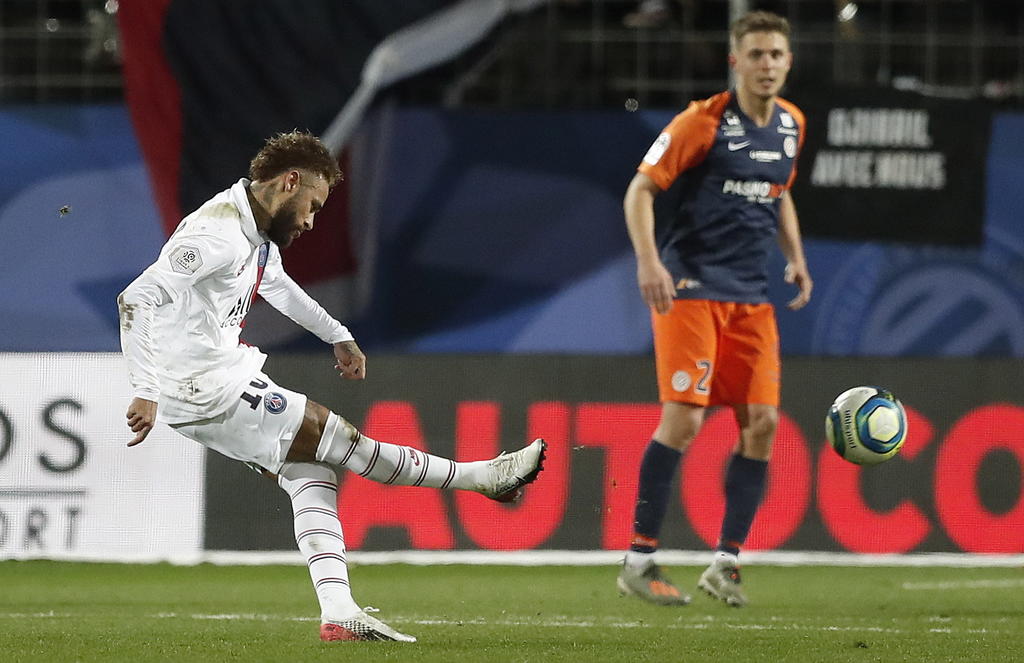 El brasileño Neymar anota el tanto del empate a uno transitorio, en la victoria del PSG 3-1 sobre el Montpellier.