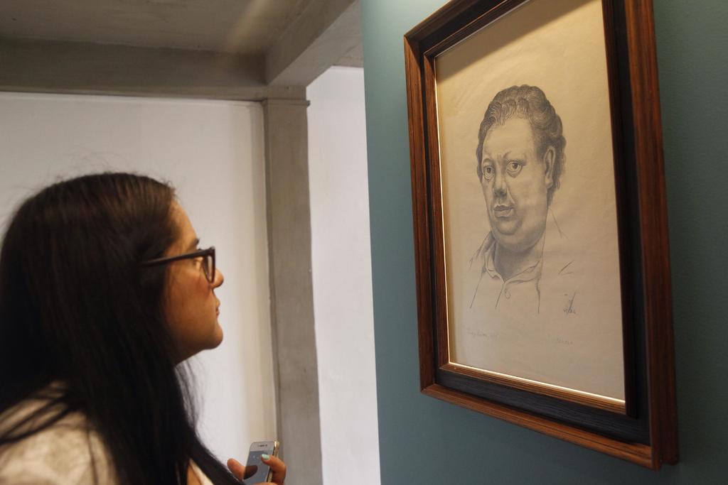 Referente. Una mujer observa un autorretrato de Diego Rivera durante una exposición en el Museo Casa Estudio Diego Rivera y Frida Kahlo, en 2018.