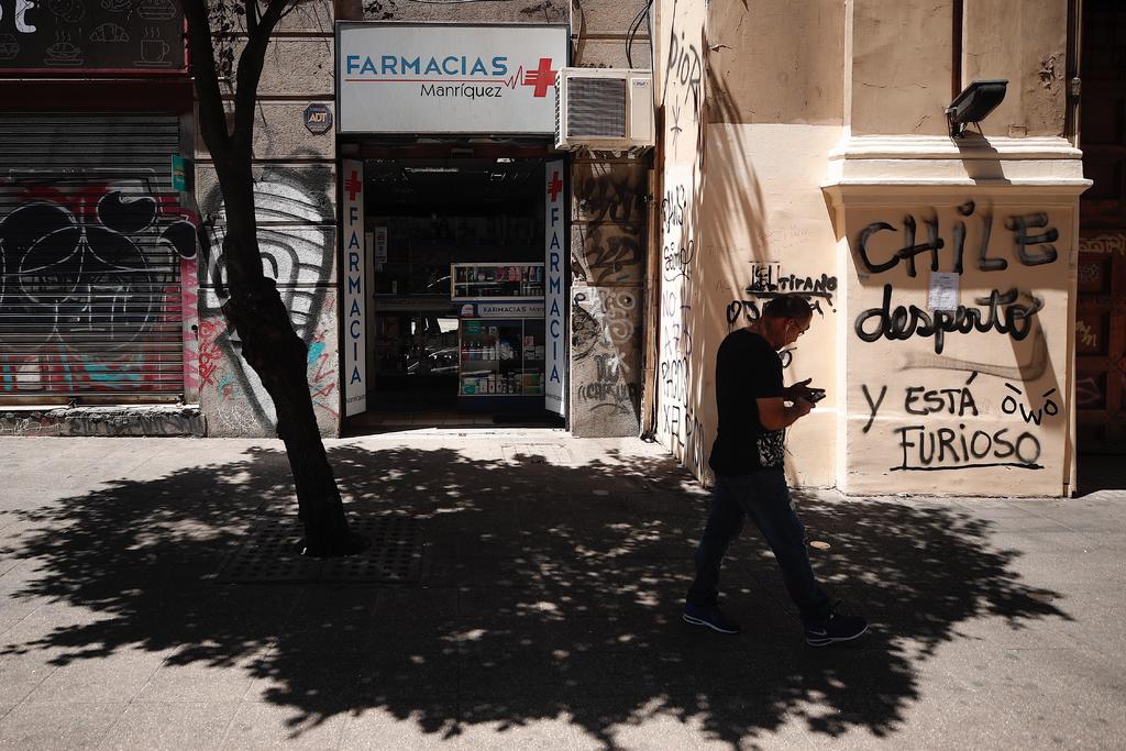 Los ciudadanos están castigando a la industria farmacéutica chilena desde el inicio del estallido social, hastiados por las deficiencias del abastecimiento público de medicamentos y los elevados precios de las farmacias privadas, que venden los remedios de marca más caros de Latinoamérica. (EFE)