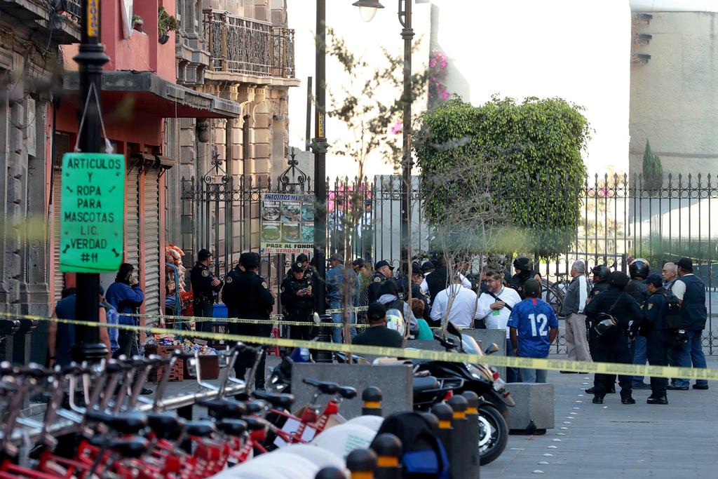 La jefa de gobierno de la Ciudad de México, Claudia Sheinbaum, confirmó que ya son cinco personas las fallecidas en una vecindad en la calle de Primo Verdad y Moneda, aledaña a Palacio Nacional, y que el presunto autor de dispararles es un exmilitar. (ARCHIVO)