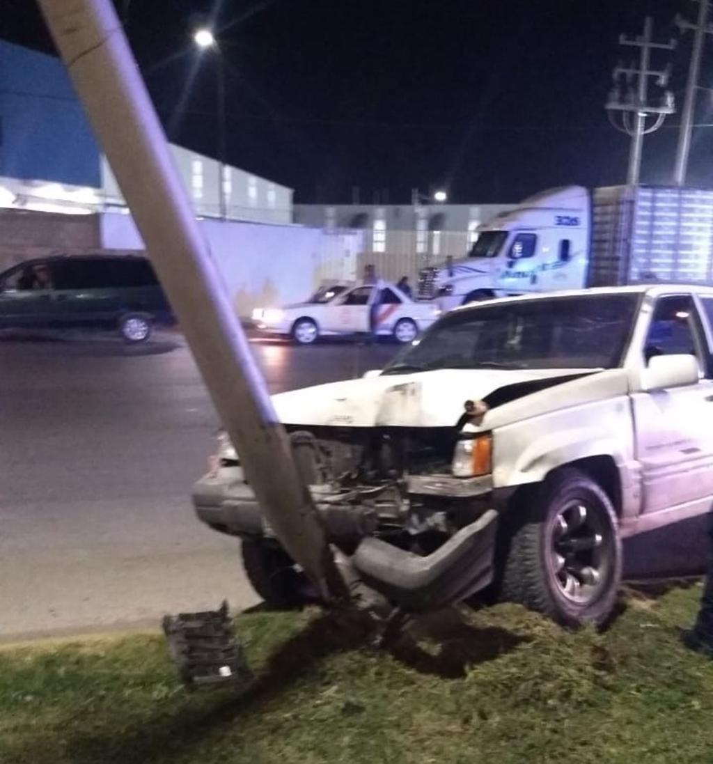 La noche del pasado sábado, un conductor impactó su vehículo contra el poste de una luminaria en el bulevar Ejército Mexicano de la ciudad de Gómez Palacio, a la altura del Centro Trailero. (EL SIGLO DE TORREÓN)