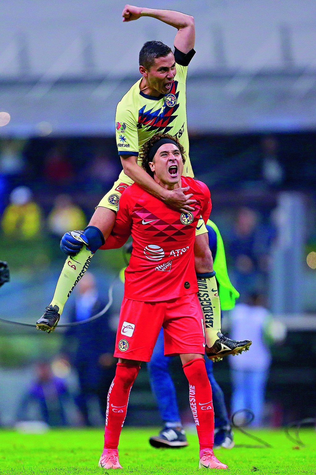 Paul Aguilar y Guillermo Ochoa celebran tras la victoria 2-0 sobre Monarcas, lo que metió a las Águilas a la final del Apertura 2019. (JAM MEDIA)