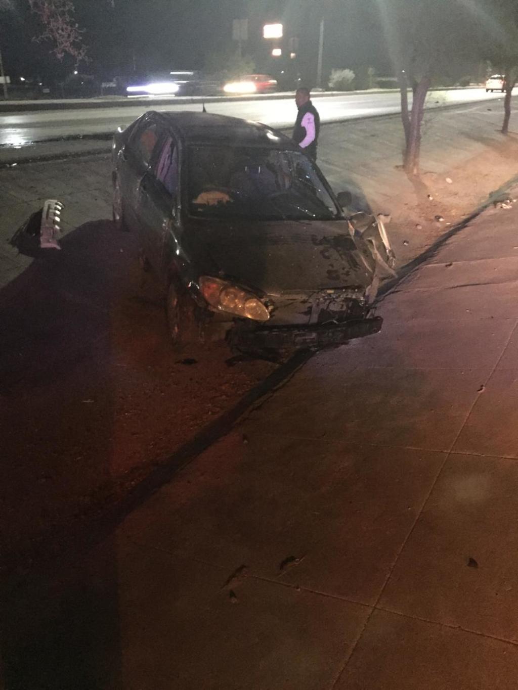 Conductor choca contra luminaria en el periférico de Torreón; del accidente se estimaron daños por 50 mil pesos. (EL SIGLO DE TORREÓN)