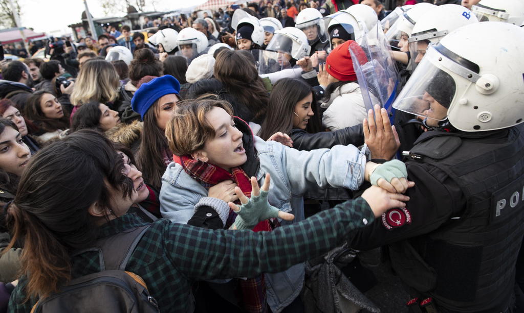 La policía turca dispersó una protesta de mujeres que se congregaron en Estambul para cantar el tema. (EFE) 