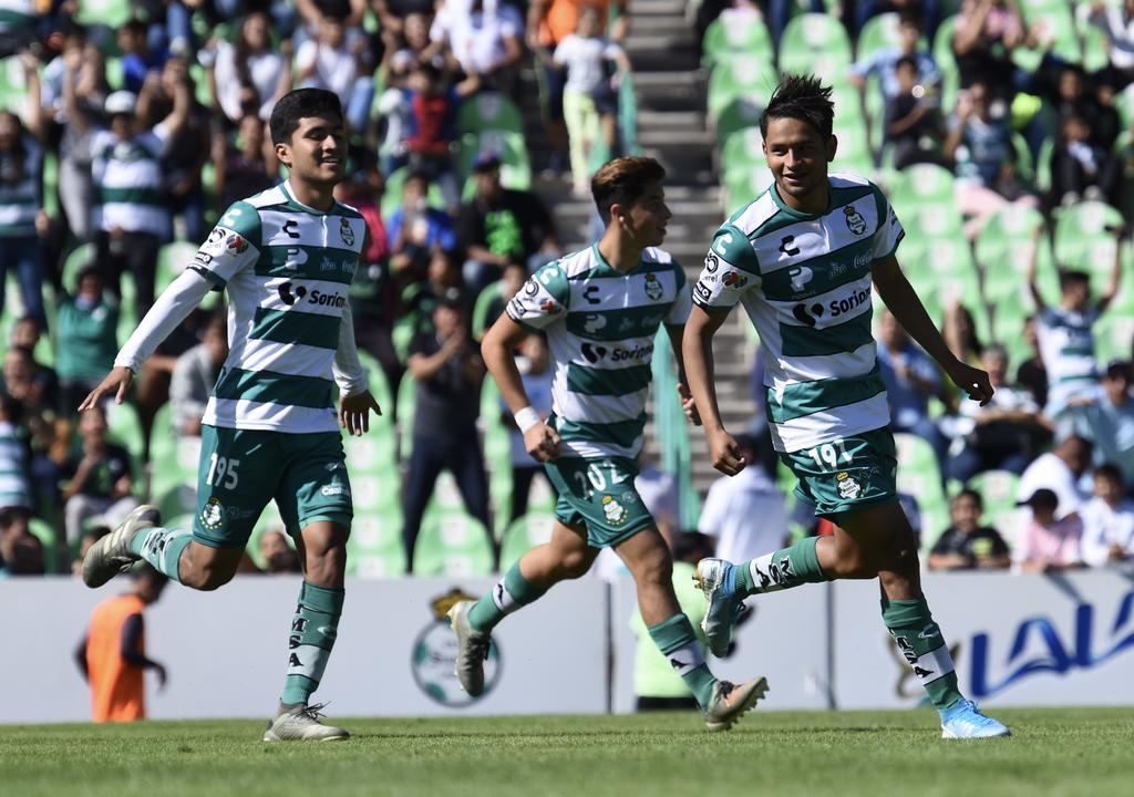 El mediocampista Adrián Lozano (d) volvió a marcar los dos tantos de los Guerreros en el triunfo 2-0 sobre Rayados; Santos se impuso a Monterrey con un global de 4-1. (Jesús Galindo)
