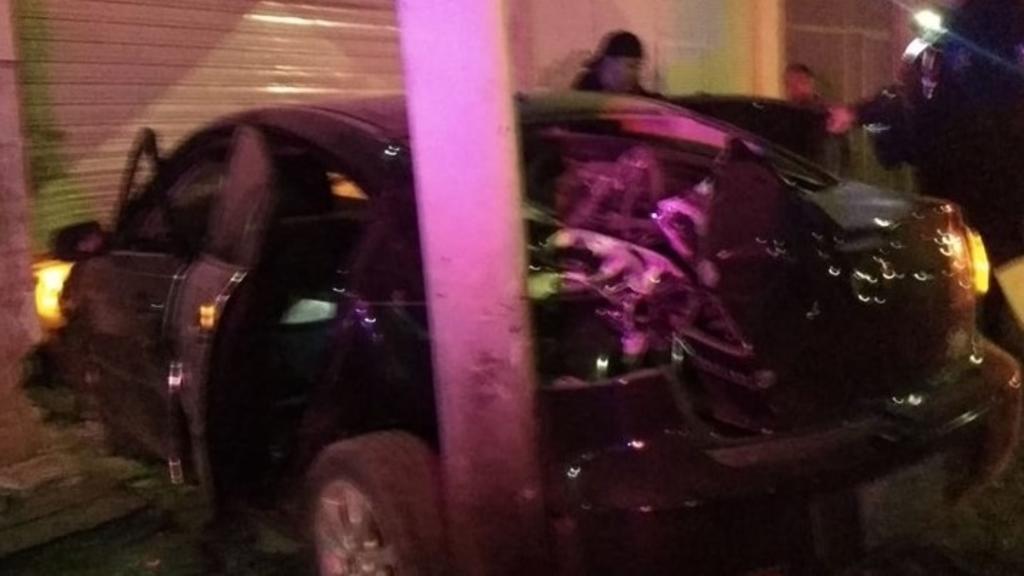 El vehículo se salió del camino y terminó impactándose contra una finca frente al fraccionamiento Santa Sofía. (EL SIGLO DE TORREÓN)