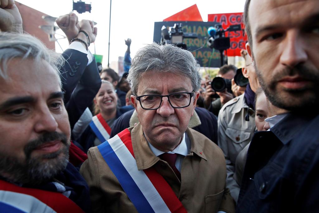 El líder izquierdista francés Jean-Luc Mélenchon fue condenado este lunes a tres meses de cárcel, exentos de cumplimiento, por haberse rebelado contra policías y magistrados que llevaban a cabo un registro en la sede de su partido, la Francia Insumisa, en 2018. (EFE)