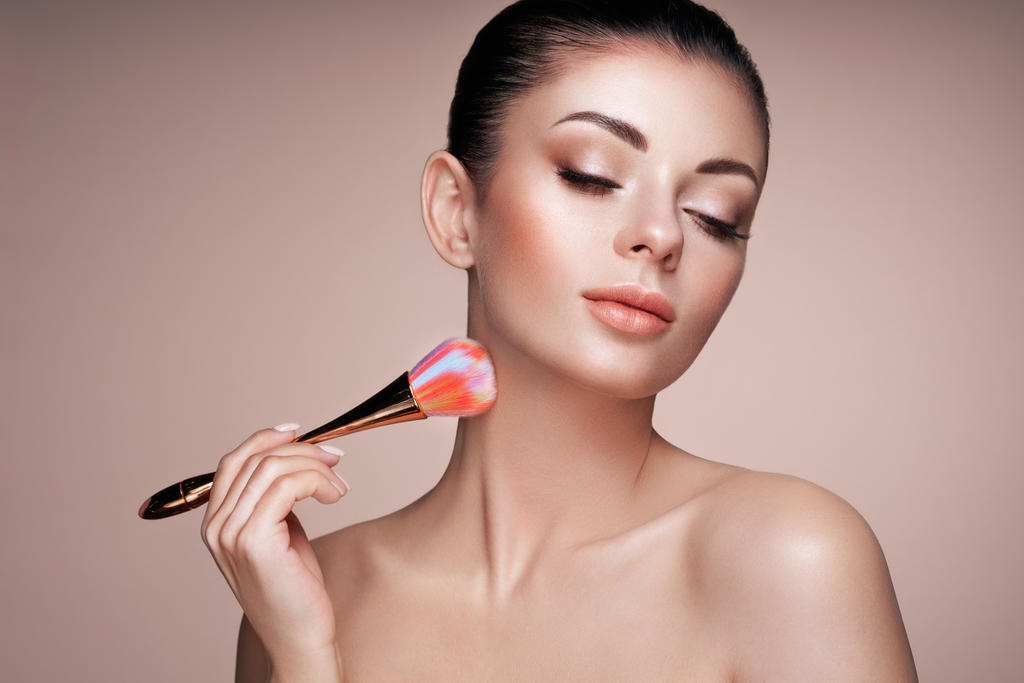 Gran parte de los productos de maquillaje en uso, como mezcladores de belleza, rímel y brillo de labios, estarían contaminados con insectos potencialmente mortales. (ARCHIVO) 