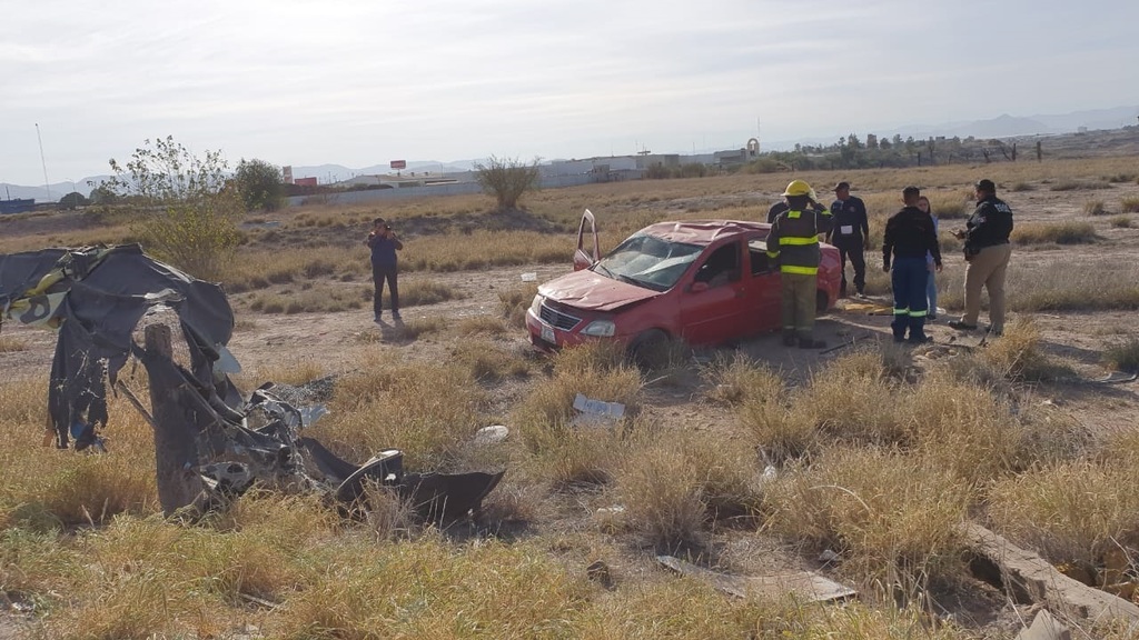 Conductora sufre accidente en bulevar a Santa Rita; la mujer resultó ilesa tras la volcadura. (EL SIGLO DE TORREÓN)
