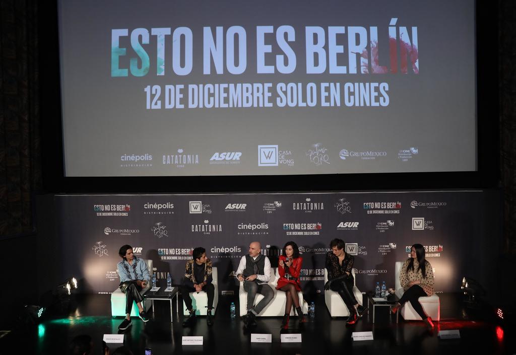 Elenco. David Montalvo (1i), José Antonio Toledano(2i), el director Hari Sama (c), Ximena Romo (3d), Mauro Sánchez (2d) y la productora Alejandra García (1d). (EFE)