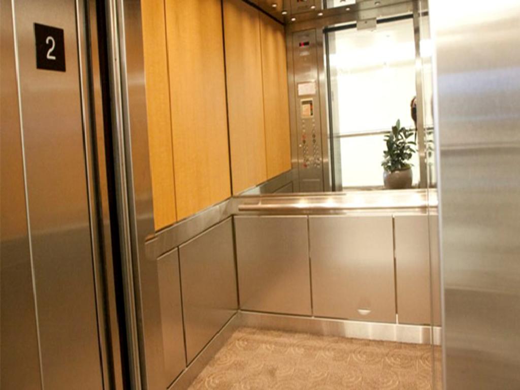 No en todos los elevadores hay espejos, pero en muchos sí. (INTERNET)