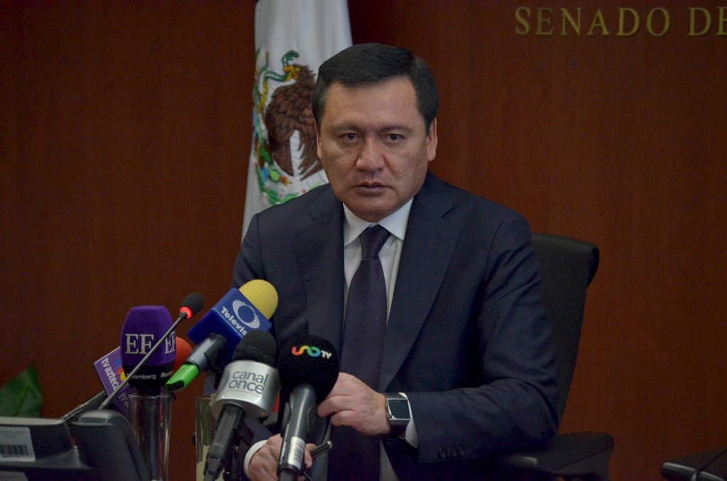 En entrevista, Osorio Chong añadió que no tiene comentarios al respecto de la detención de quien fuera el encargado de la seguridad en el gobierno panista que antecedió al de Enrique Peña Nieto, y pidió que se esperen los avances de las investigaciones para poder hacer un pronunciamiento. (ARCHIVO)