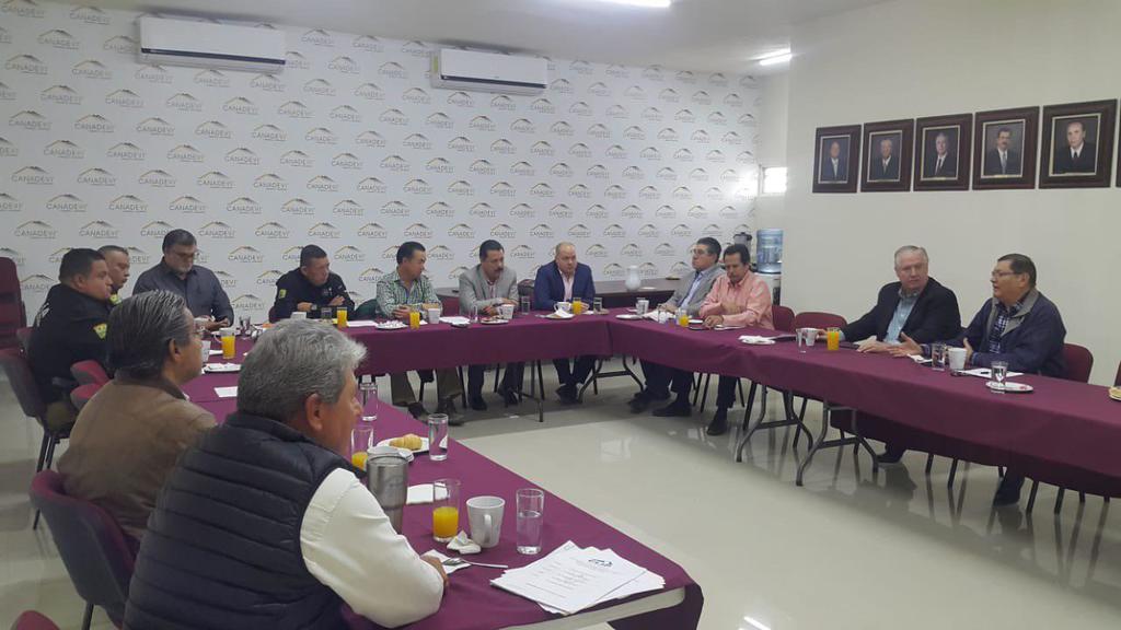El Consejo Lagunero de la Iniciativa Privada CLIP, se reunió con representantes de la Policía Civil de Coahuila para conocer el esquema de ' blindaje' que se sigue para brindar seguridad a los ciudadanos en estas fiestas decembrinas. (YOLANDA RÍOS)