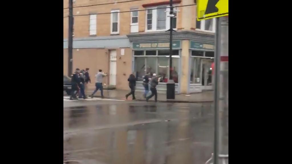 Las autoridades y la fiscalía de Nueva Jersey (Estados Unidos) informaron este martes que en el tiroteo en un supermercado de Jersey City se registraron múltiples muertos, entre ellos un policía, y al menos tres personas heridas. (ESPECIAL)