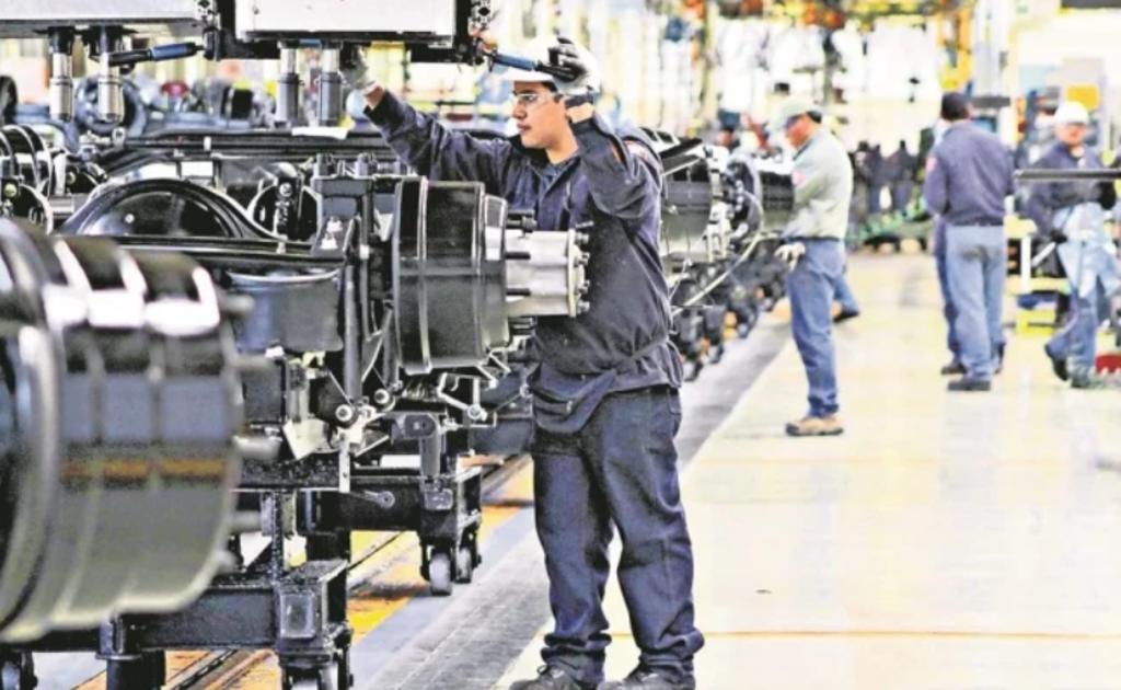 Las remuneraciones promedio que recibieron los trabajadores en México retrocedieron 6.8% durante los últimos cinco años, lo que reflejó la precarización del empleo en ese periodo, dio a conocer el Inegi. (ARCHIVO)