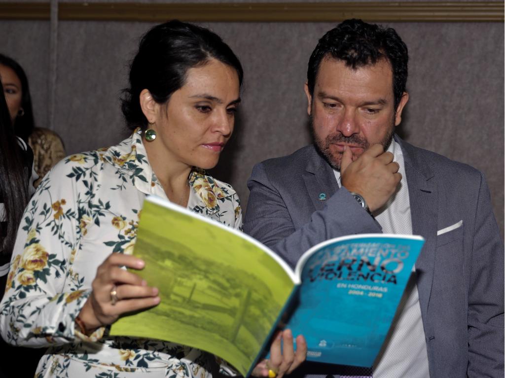 Andrés Celis (d), Jefe de la Oficina Nacional del ACNUR en Honduras, junto a Lorena Nieto (i), de ACNUR, durante la presentación de un estudio sobre desplazados, este miércoles, en Tegucigalpa. (EFE) 