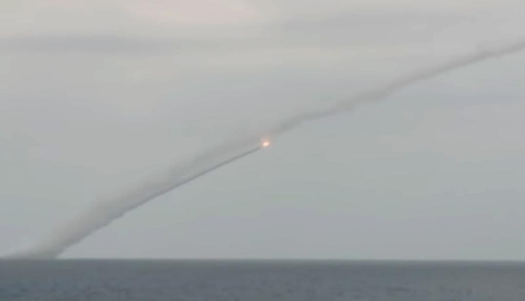 La fragata Almirante Essen disparó misiles de crucero Kalibr durante los simulacros realizados en el Mar Negro. (ARCHIVO) 