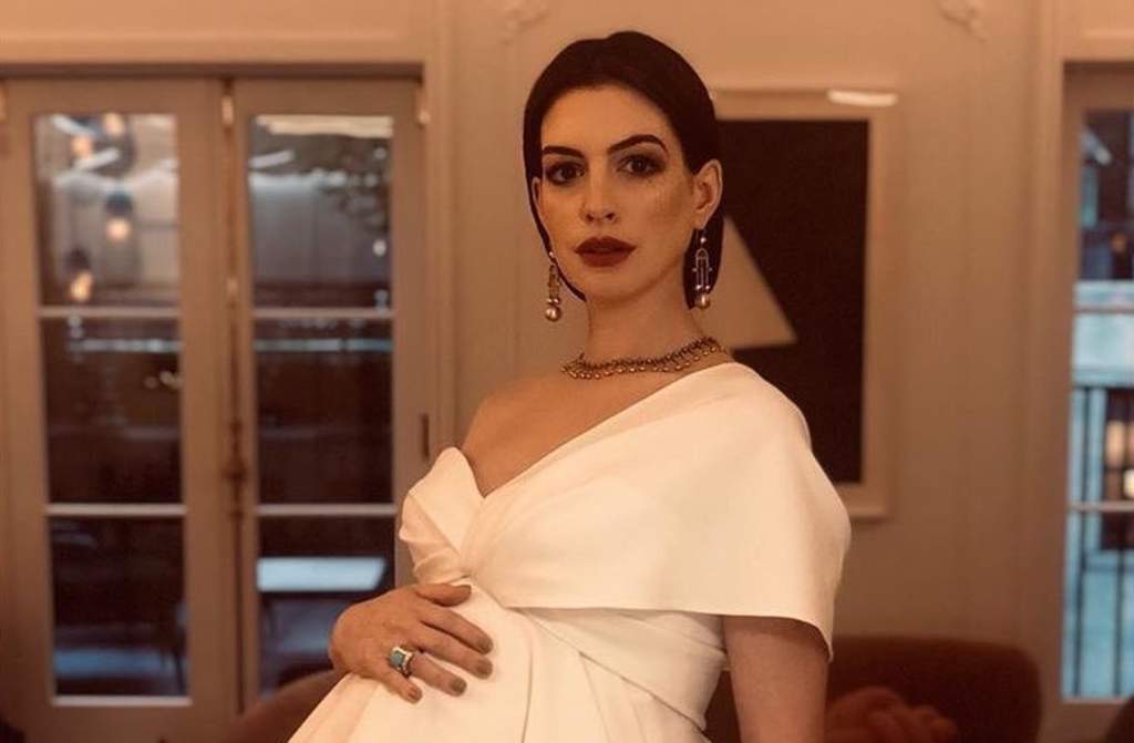 Anne Hathaway y su esposo Adam Shulman dieron la bienvenida al mundo a su segundo bebé, pues la pareja fue vista paseando por las calles sosteniendo un portabebés acompañados de su hijo Jonathan de 3 años. (INSTAGRAM)