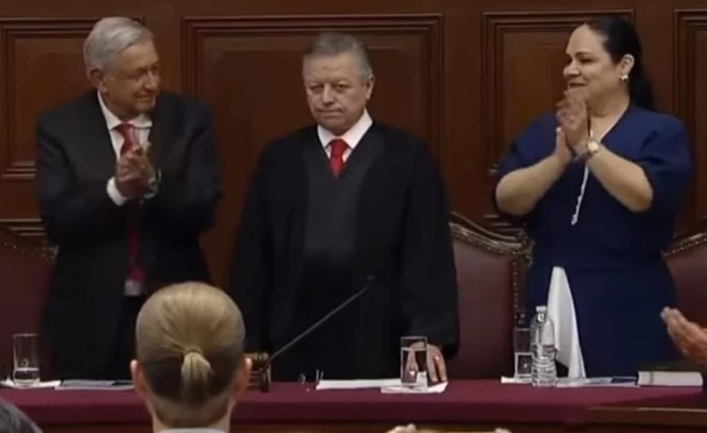 Al concluir el informe, López Obrador aplaudió efusivamente a Zaldívar, de pie por al menos 51 segundos, y se retiró para acudir a la tradicional comida de ministros con invitados. (EL UNIVERSAL)